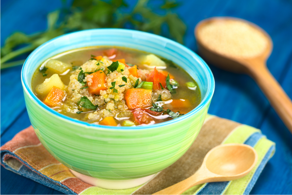 Sopa de Legumes com Quinoa: Nutrição Completa para o Intestino dos Idosos